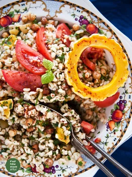 Sałatka z kaszą bulgur, pieczoną dynią i chrupkami z ciecierzycy