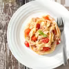 Domowe tagliatelle z tuńczykiem i pomidorami