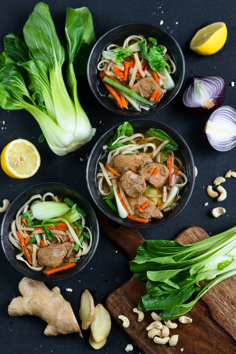 Zupa w stylu azjatyckim z makaronem chow mein, pak choi i wieprzowiną