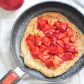 Wegańskie Dutch Baby z karmelizowanymi jabłkami i truskawkami