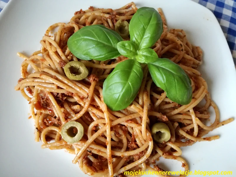 Spaghetti z czerwonym pesto