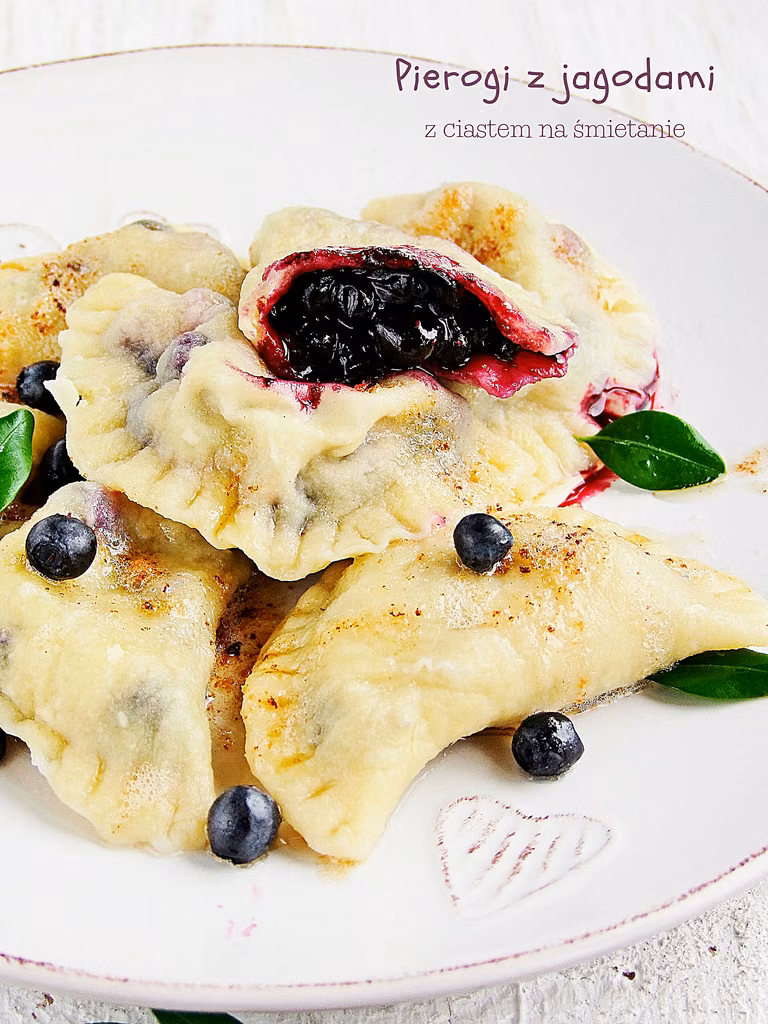 pierogi z jagodami z ciastem na śmietanie