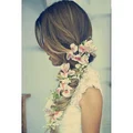 Piękna fryzura z użyciem kwiatów