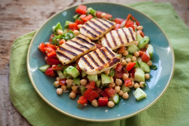 Sałatka z pomidorów, ogórka i papryki z grillowanym halloumi