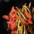 Fasolka szparagowa z kiełbasą w sosie pomidorowym