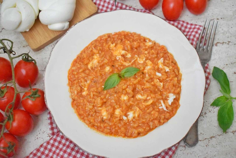 "Risotto alla pizzaiola" z sosem pomidorowym i serem mozzarella