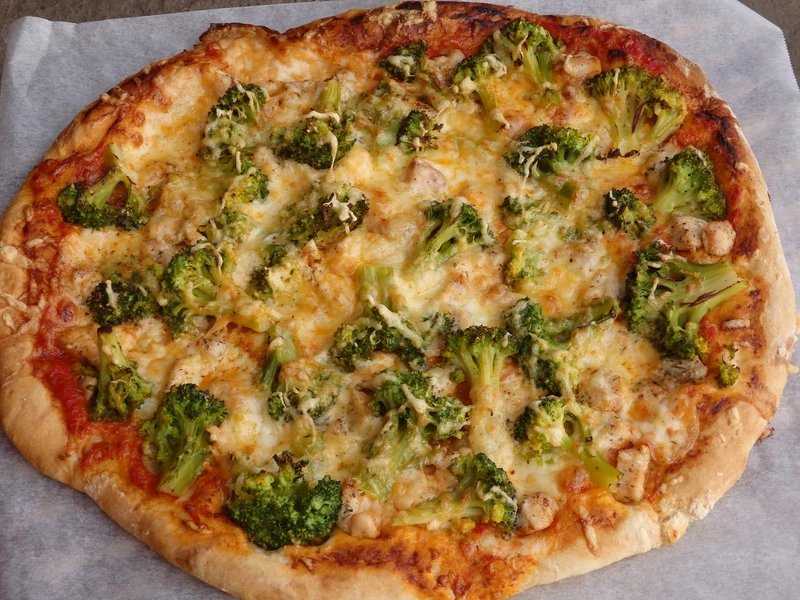 Pizza z kurczakiem i brokułem
