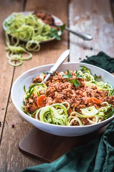 Cukiniowe spaghetti bolognese z indyka