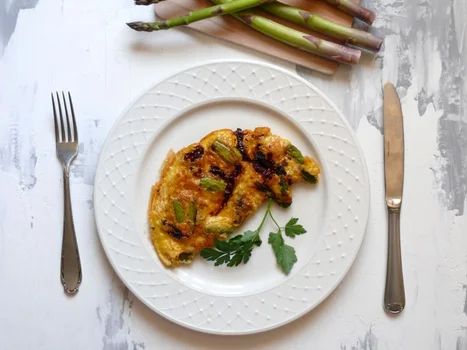 OMLET Z ZIELONYMI SZPARAGAMI I SUSZONYMI POMIDORAMI