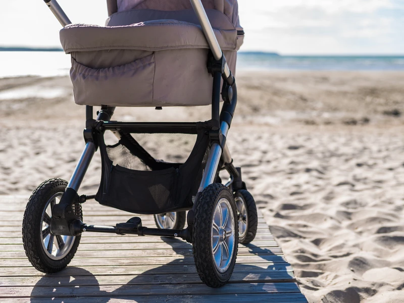Zostawiła wózek z dzieckiem na plaży! Powód szokuje
