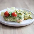 Łosoś zapiekany w bazyliowym pesto