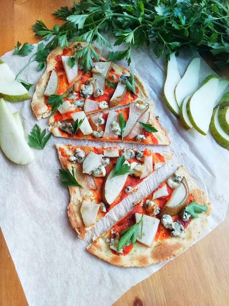 Flatbread z gruszką, serem pleśniowym i orzechami włoskimi