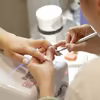 Bezpieczny manicure – jak dbać o zdrowie w salonie kosmetycznym