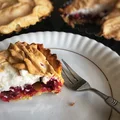 Krucha tarta z żurawiną i bezą