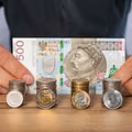 Czy rząd wprowadzi 1700 zł dla każdego? Nowy pomysł na wsparcie społeczne!