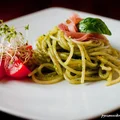 Spaghetti z pesto z rukoli i szynką westfalską