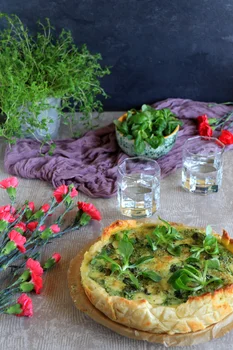 Quiche na cieście francuskim z kurczakiem, szpinakiem i roszponką