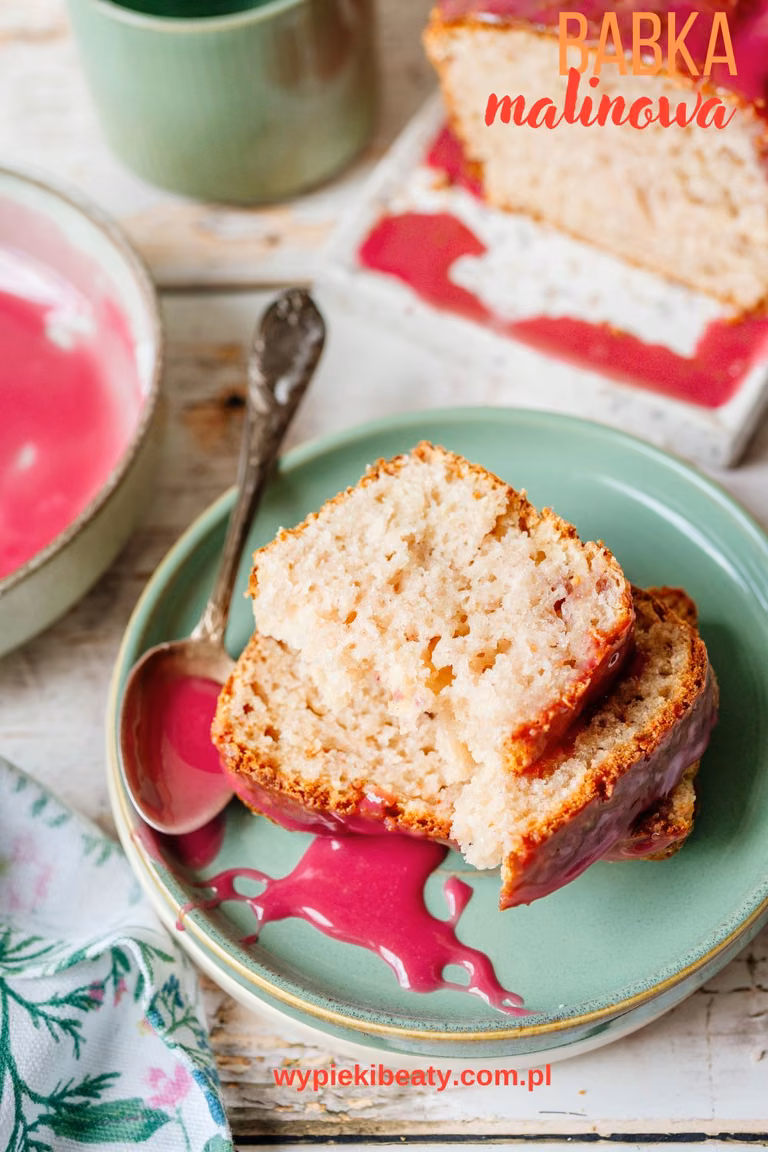 Babka malinowa z malinowym budyniem