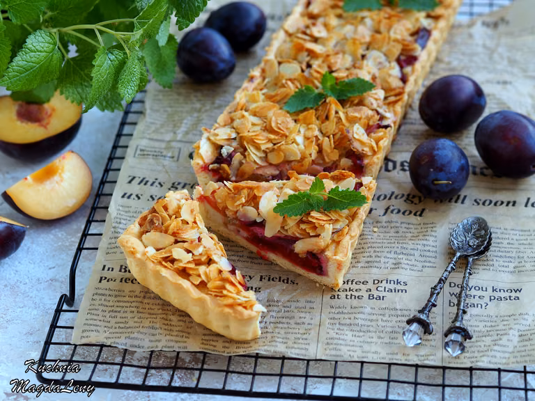 Tarta ze śliwkami i posypką migdałową