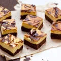 SERNIKOBROWNIE Z DYNIĄ I ŚLIWKAMI