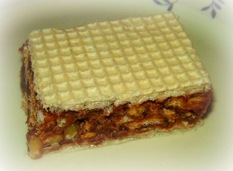 Andrut z masą czekoladową z petit beurre'ami i bakaliami