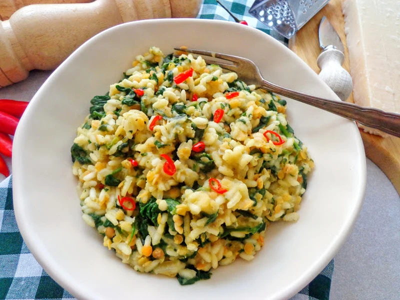 Risotto ze szpinakiem i czerwoną soczewicą