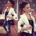 Biała marynarka i dziurawe jeansy