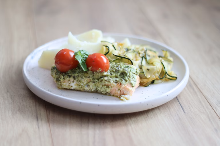 Łosoś zapiekany w bazyliowym pesto