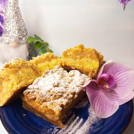 Jabłecznik z dużą ilością jabłek na cieście z kruszonki