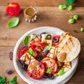 Sałatka z pieczonych pomidorów i halloumi