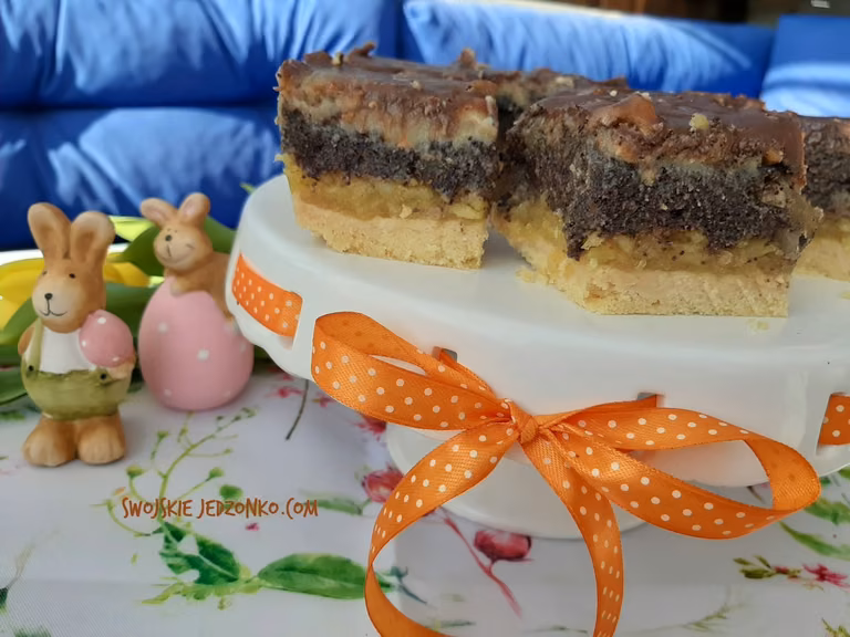 Mazurek królewski z makiem ,jabłkami i orzechami
