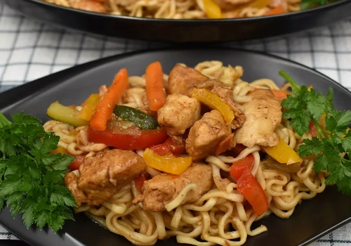 Chow Men z warzywami i kurczakiem