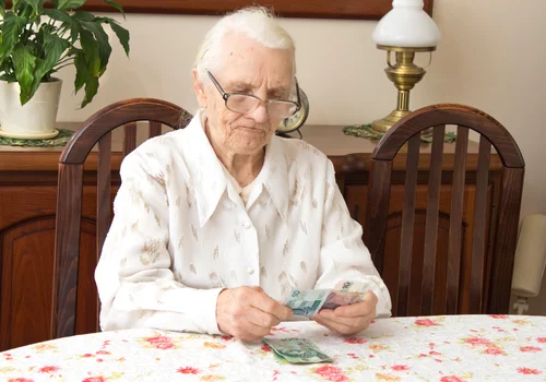 „Oddałam synowi dom w dożywociu. Teraz mówi, że musi mnie oddać do opieki społecznej” — pisze Danuta [LIST]