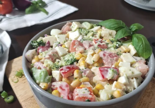 Sałatka z brokułem i serem halloumi