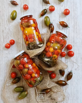 Pomidory w całości na zimę – w zalewie słodko-kwaśnej z ziołami | Karo in the Kitchen