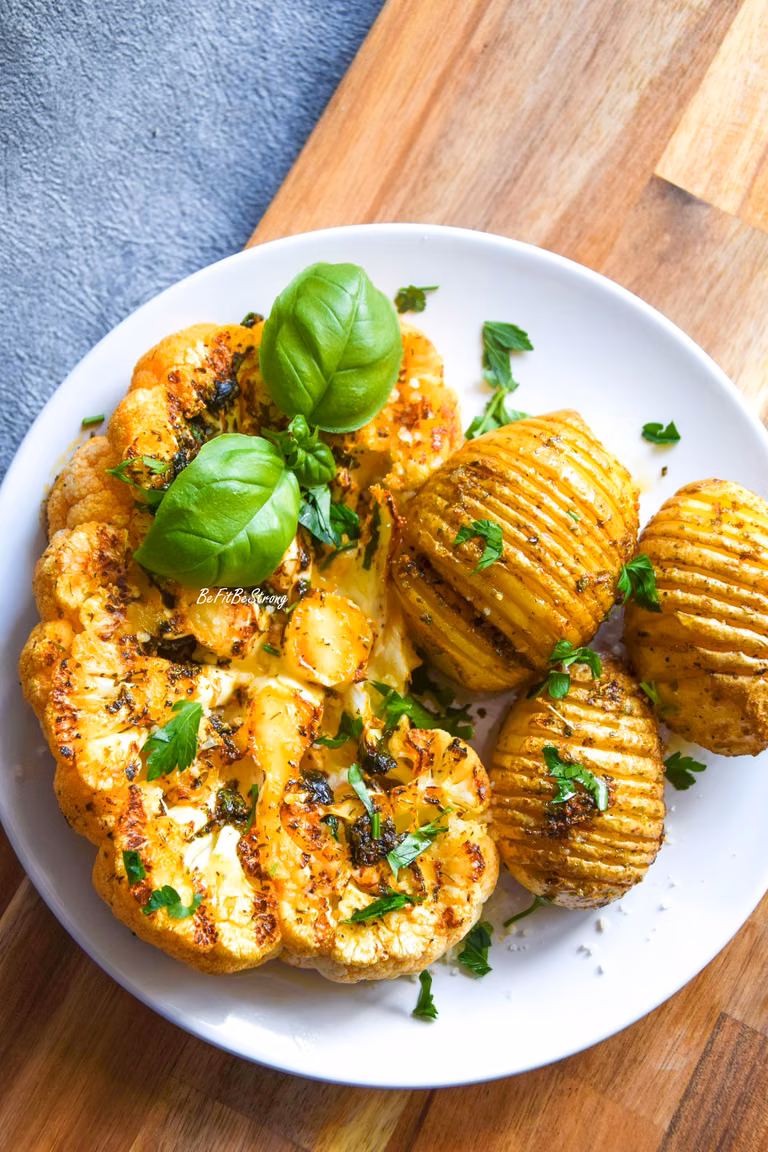 Steki z kalafiora z pieczonymi ziemniakami Hasselback FIT