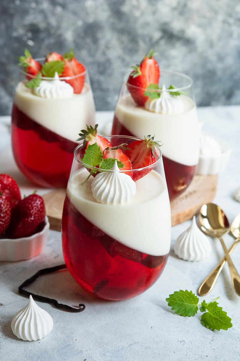 Panna cotta z truskawkami - Przepis od Po Prostu Pycha