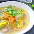 Zupa z makaronem z cukinii i karkówką