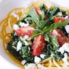 Spaghetti ze szpinakiem, serkiem włoskim i pomidorkami cherry