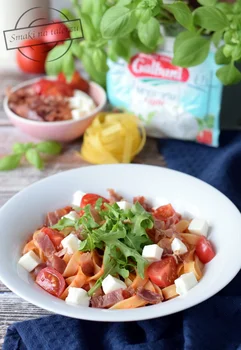 Tagliatelle w pomidorowym sosie z prosciutto, pomidorkami koktajlowymi i mozzarellą