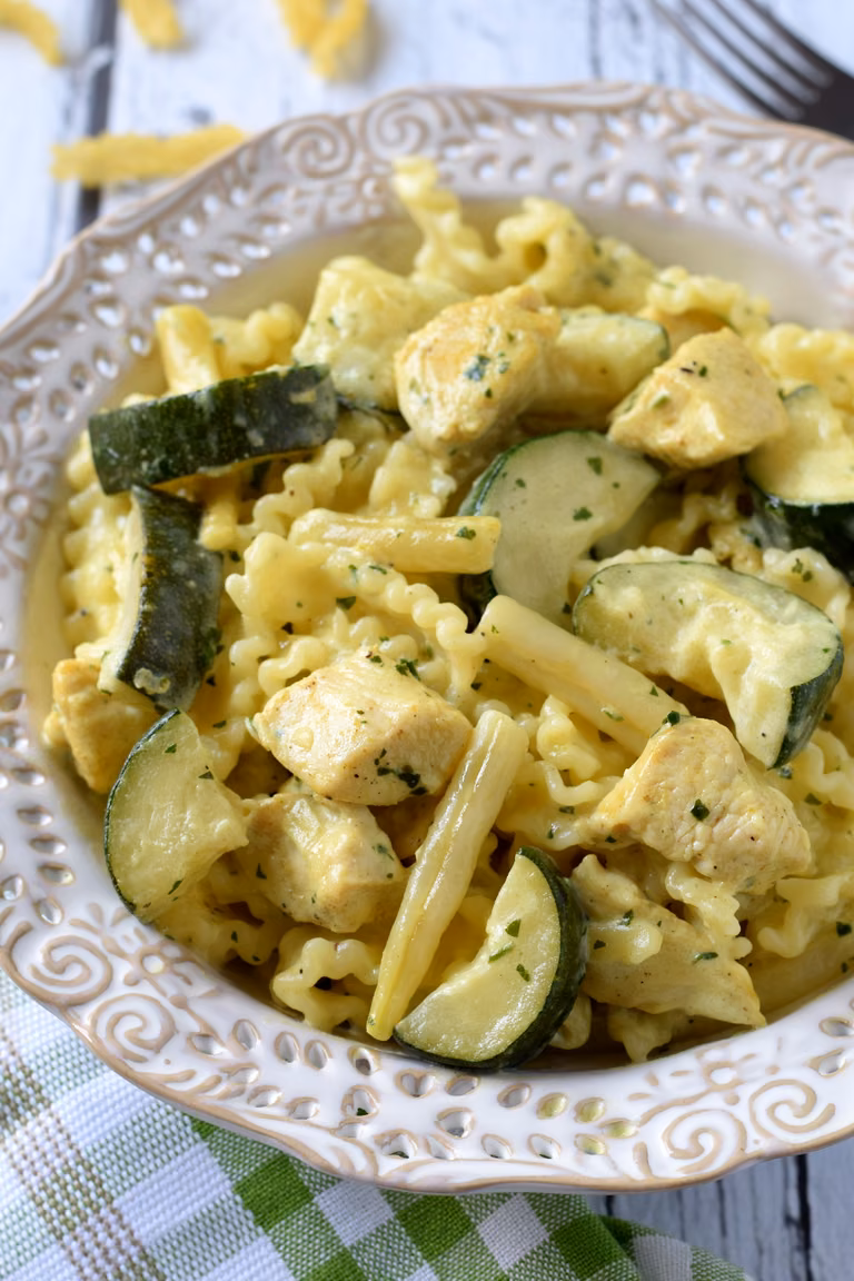 Makaron z cukinią, fasolką szparagową i kurczakiem w sosie curry