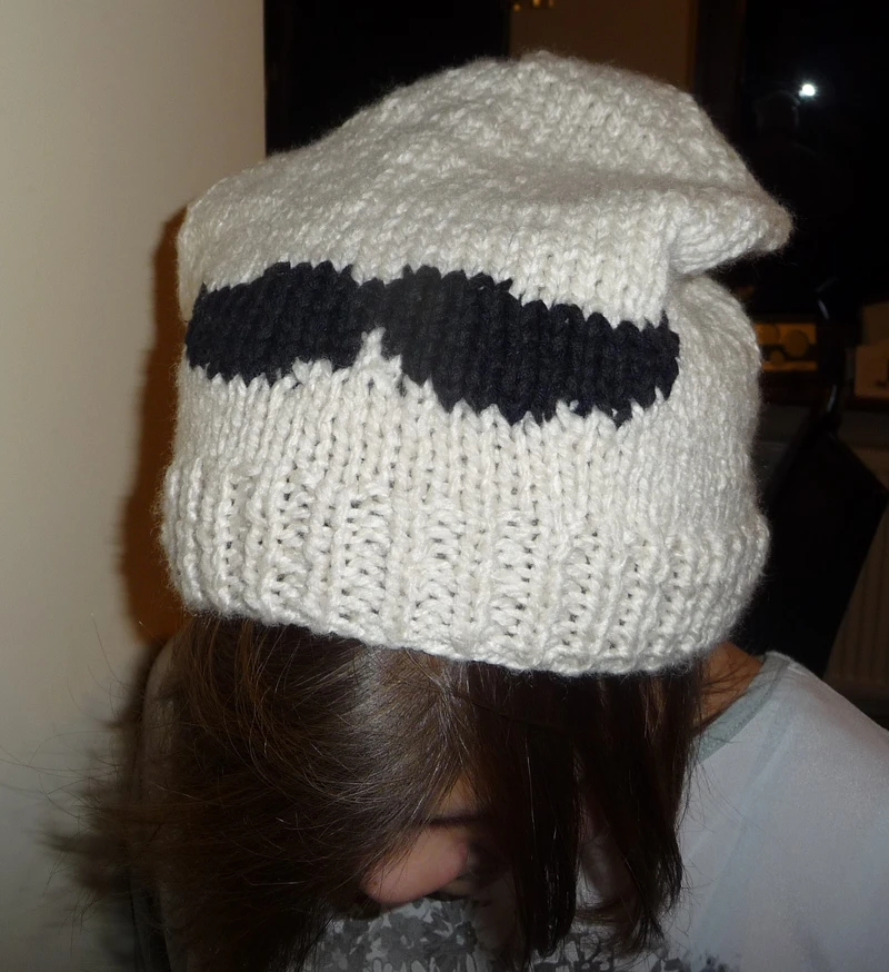 czapka z mustache na drutach