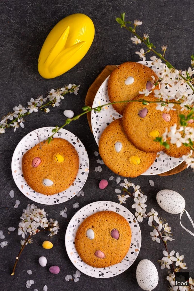 Ciasteczka wielkanocne z czekoladowymi jajeczkami - food²