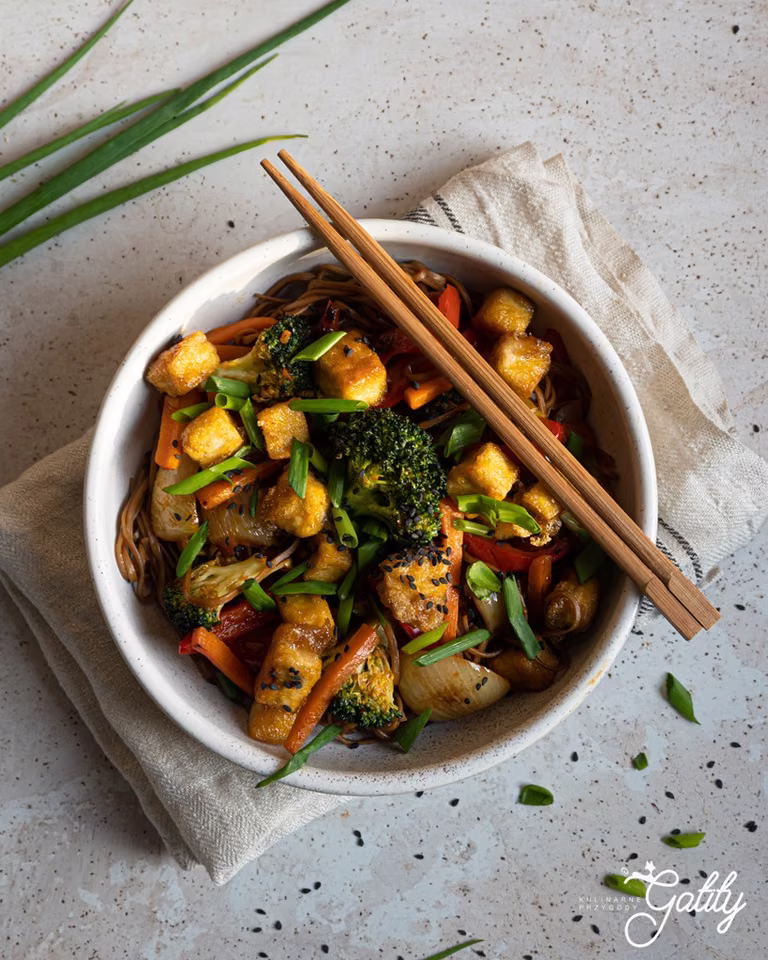 Smażone tofu z warzywami i makaronem soba