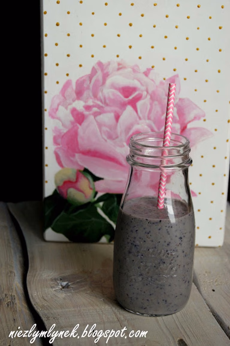 Pyszne Smoothie bananowy z borówkami