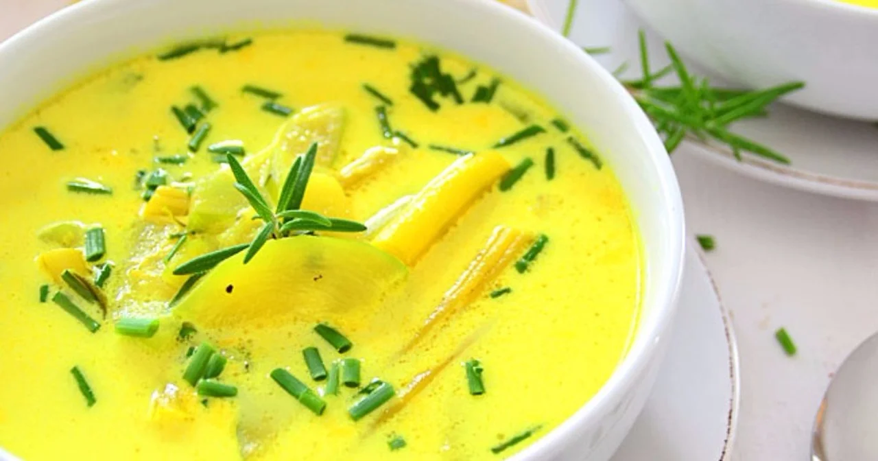 Obłędnie żółta zupa na lato z fasolką i cukinią