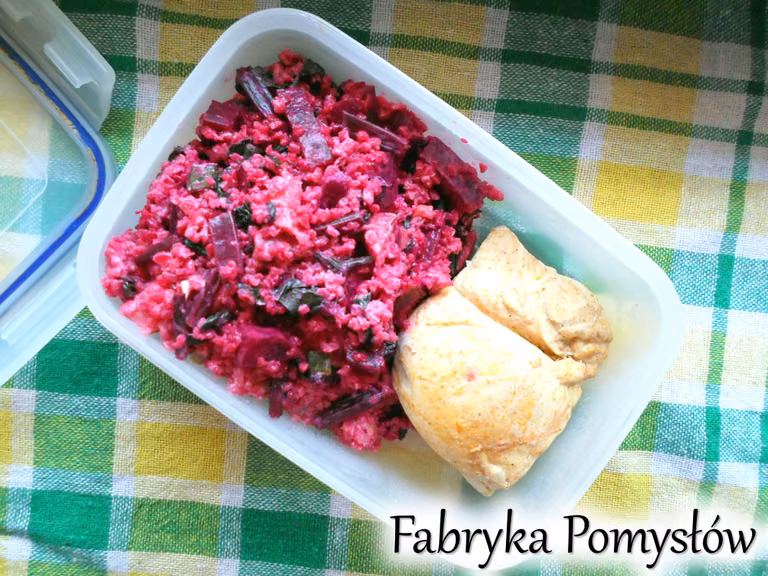 Sałatka z kaszą bulgur, botwinką i rzodkiewką + pieczona pierś z kurczaka