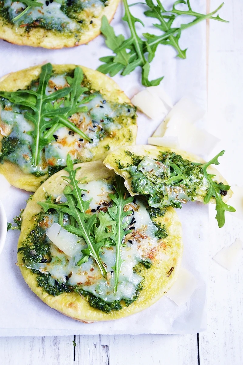 Pizza na podpłomyku z pesto z rukoli
