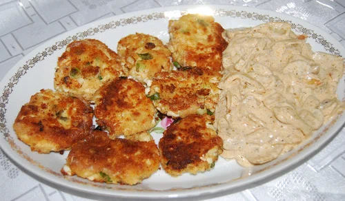 Kotlety jajeczne z sosem pieczarkowym