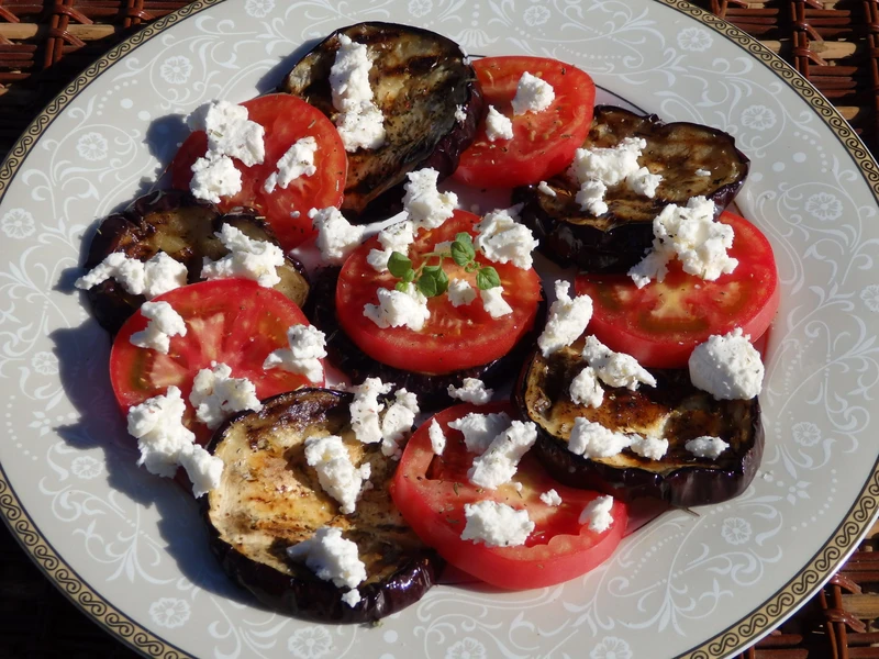 Sałatka z grillowanym bakłażanem